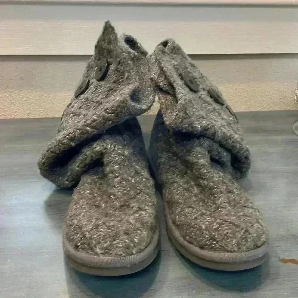 UGGS Womenโs Woven Boots